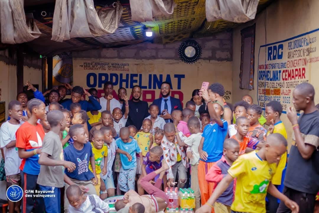 Bishop Charles Motondo et l'équipe GFM avec les enfants de l'Orphelinat CEMAPAR à Kinshasa