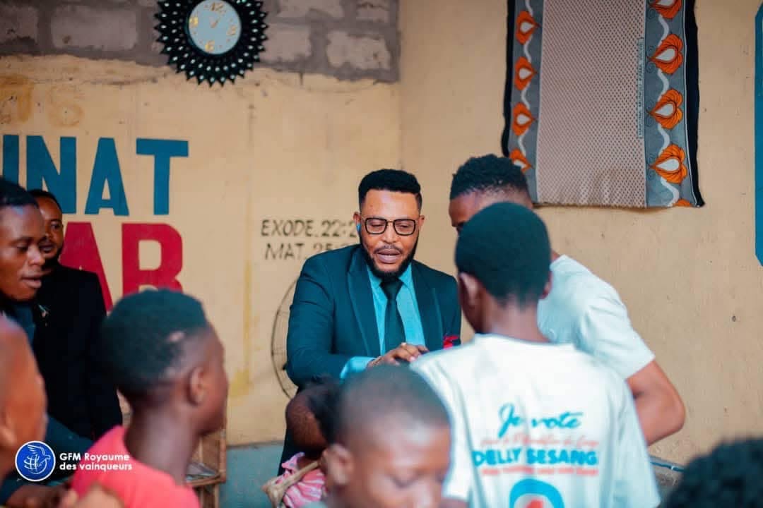 Bishop Charles Motondo en prière et accompagnement pastoral auprès des jeunes